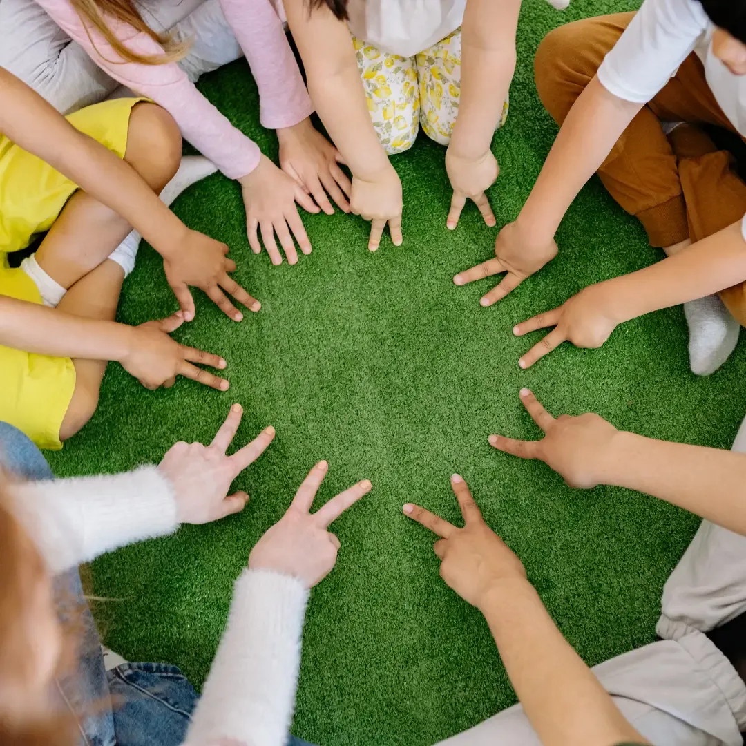 Bambini in cerchio durante un gruppo di parola